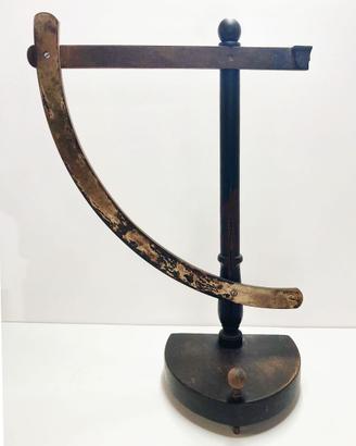 PARTE IN LEGNO DI UNA GRANDE BILANCIA A PENDOLO