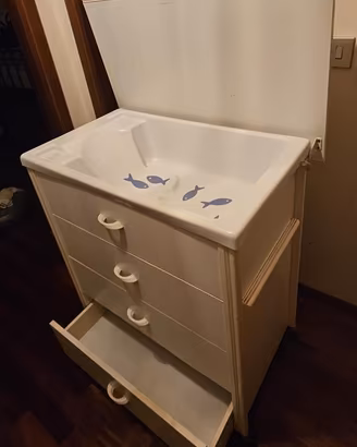 Fasciatoio con tre cassetti