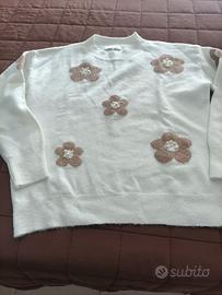 Maglione donna Blu oltre  fiorato sfondo bianco 