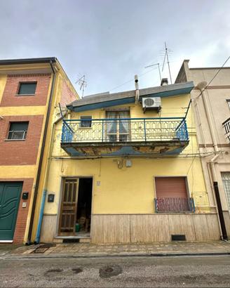 Casa indipendente da ristrutturare - centro Irsina