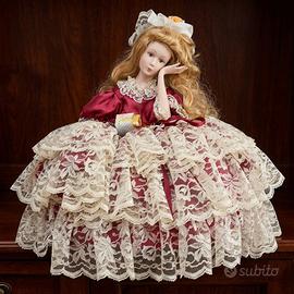 Bambola-Porcellana Vintage Seduta Abito Bordeaux