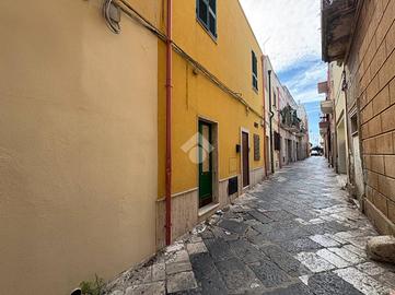 2 LOCALI A BRINDISI