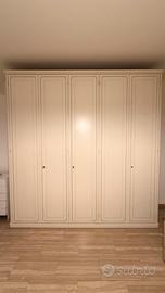 Elegante e robusto armadio  a 5 ante