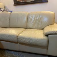 Divano letto 3 posti Chateau d’Ax in pelle crema