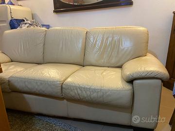 Divano letto 3 posti Chateau d’Ax in pelle crema