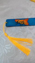 Segnalibro in legno dipinto a mano con nappina