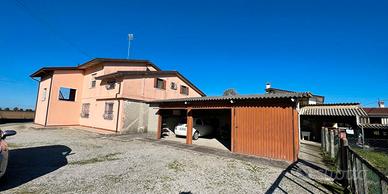 Casa singola con 2 appartamenti giardino e terreno