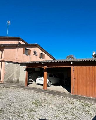 Casa singola con 2 appartamenti giardino e terreno