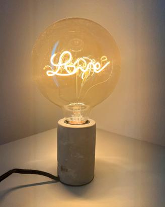 Lampada da tavolo PR Home con lampadina LOVE