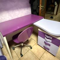 Scrivania angolare con cassettiera e sedia