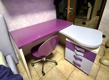 Scrivania angolare con cassettiera e sedia