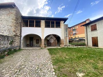 4 LOCALI A CORTE FRANCA