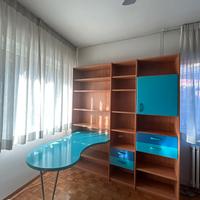 Libreria con scrivania e poltrona