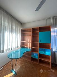 Libreria con scrivania e poltrona