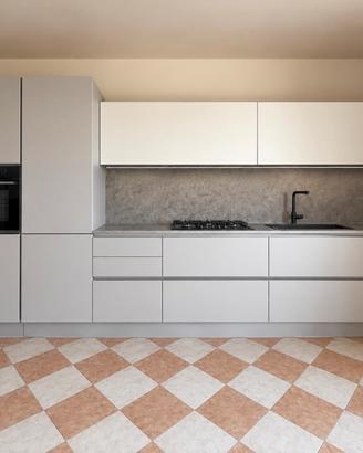 Cucina moderna completa con elettrodomestici