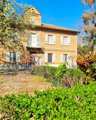 Rustico / Casale di 303 m² con più di 5 locali e b