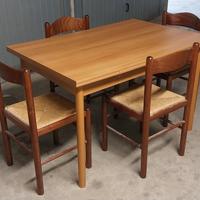 tavolo in legno allungabile  con 6 sedie 