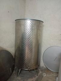 Botte in acciaio per fare il vino