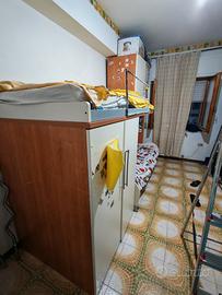 letto a castello con due armadi 