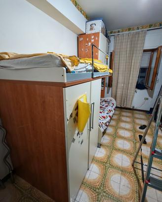 letto a castello con due armadi 