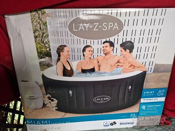 Piscina  LAY-Z-SPA MIAMI con telo di copertura