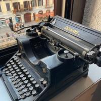 Macchina da scrivere Olivetti M40