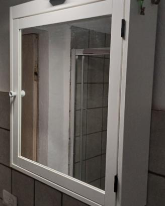 specchio con vano oggetti e luce