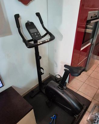 Domyos Cyclette EB 900 B connessa e autoalimentata