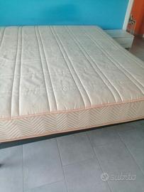 Materasso matrimoniale + tavolo con piano in vetro