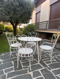 Tavolino e sedie da giardino