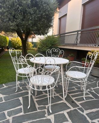 Tavolino e sedie da giardino