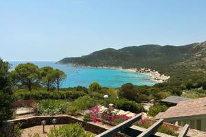 Esclusiva villa immersa nel verde con vista mare
