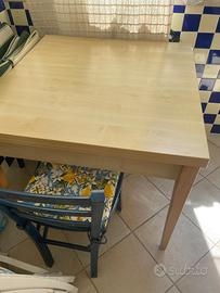 Tavolo da cucina completo di sedie