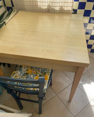 Tavolo da cucina completo di sedie