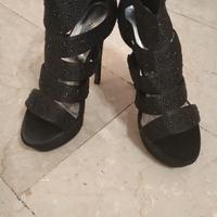 sandali neri con strass in tinta