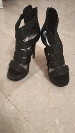 sandali neri con strass in tinta