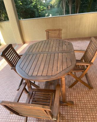 Tavolo in legno con 4 sedie