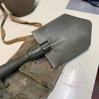 Pala pieghevole e borraccia Militare