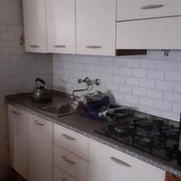 Cucina con elettrodomestici