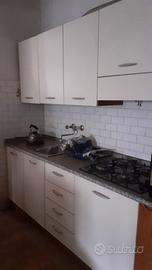 Cucina con elettrodomestici