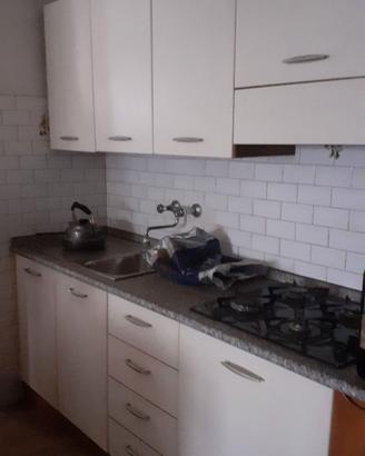 Cucina con elettrodomestici