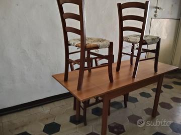Tavolo e quattro sedie