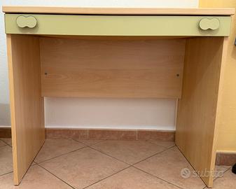 Scrivania in buone condizioni verde