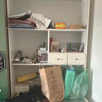 Scrivania con libreria