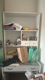 Scrivania con libreria