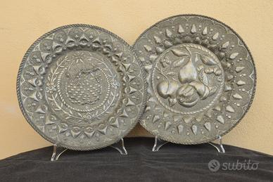 DUE PIATTI PELTRO ARGENTO VINTAGE ANTICHI SBALZ0