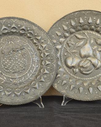 DUE PIATTI PELTRO ARGENTO VINTAGE ANTICHI SBALZ0