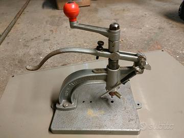 Attrezzo foratura piastrelle