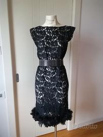 Abito in pizzo con piume di marabù