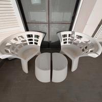 Set bianco da esterno: 2 sedie Flower + 2 tavolini